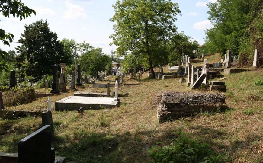 Ovo je Bosna i Hercegovina: Mladi medžlisa IZ Tuzla čistili Jevrejsko groblje