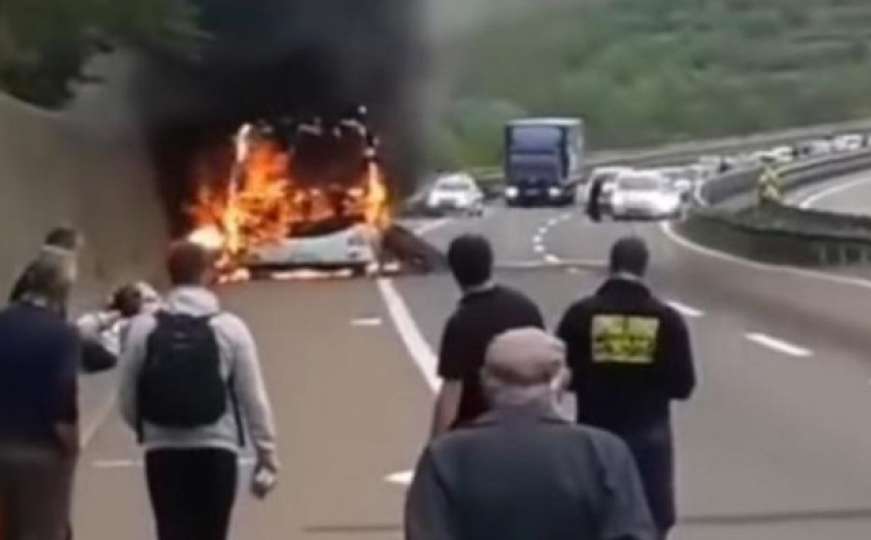 Dramatični snimci sa srbijanske ceste: Autobus u potpunosti izgorio, putnici šokirani
