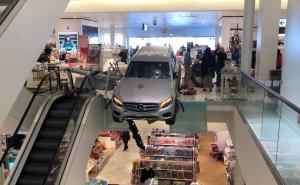 Automobil pri punoj brzini "uletio" u tržni centar