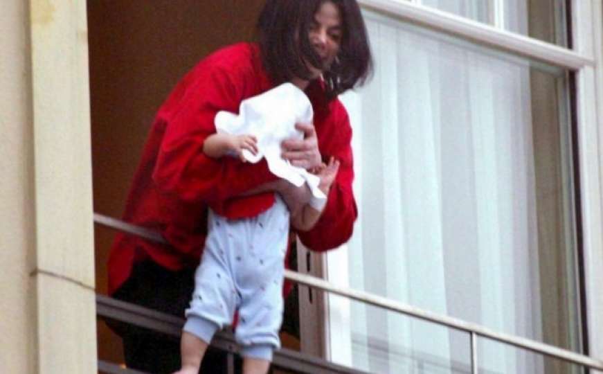 Kako danas izgleda beba koju je Jackson preko ograde balkona pokazivao fanovima