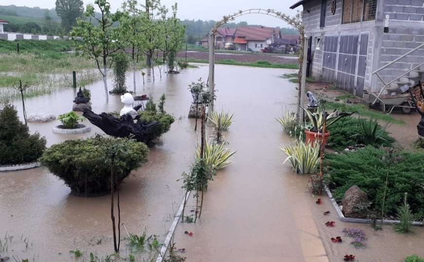 Stanje prirodne nesreće: Poplavljena naselja u Lukavcu