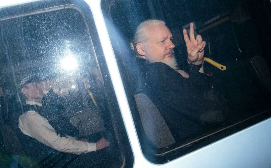 Julian Assange osuđen na 50 sedmica zatvora zbog kršenja uslova kaucije