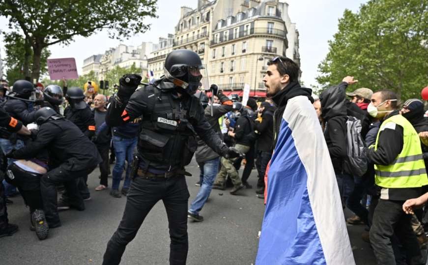 Policija suzavcima razbija prvomajske demonstracije u Parizu