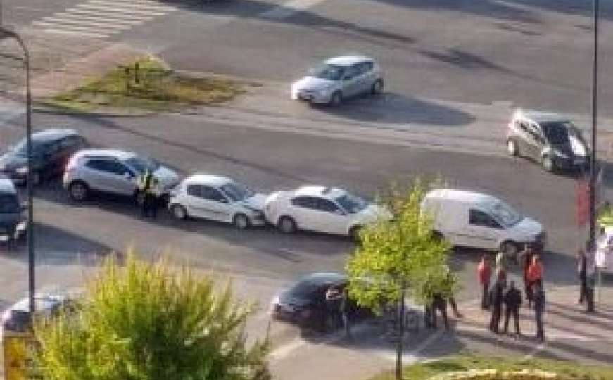 Lančani sudar u Sarajevu prouzrokovao velike gužve u saobraćaju, povrijeđen vozač