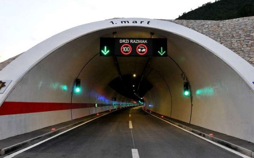 Otežan saobraćaj u tunelu 1. mart zbog saobraćajne nesreće