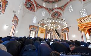 Klanjan podne namaz u obnovljenoj Aladža džamiji