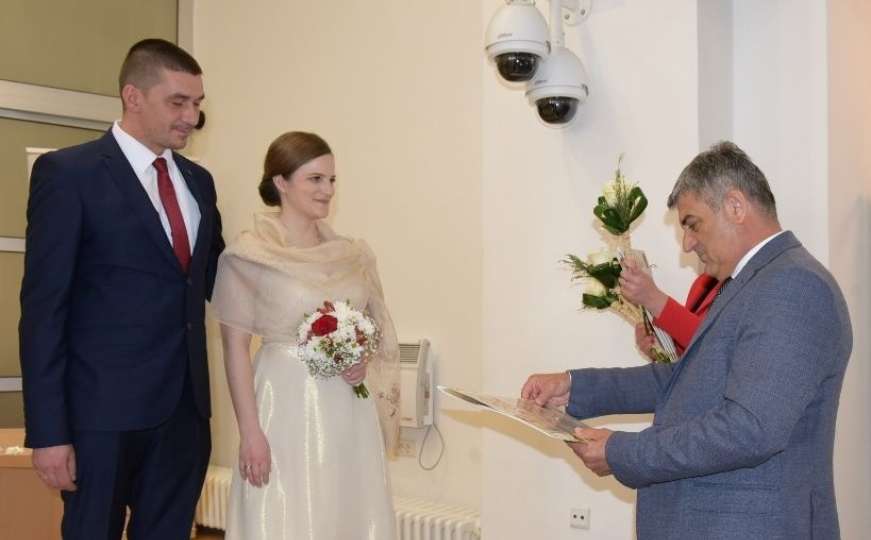 Kolektivno vjenčanje u Općini Centar: Načelnik Ajnadžić uručio darove mladencima