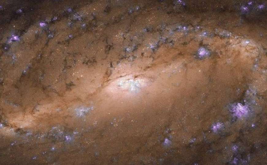 NASA-in teleskop snimio fascinantnu fotografiju daleke galaksije