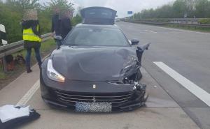 Izbjegavao auto i udario u kamion: Slupao dva mjeseca stari Ferrari GTC4Lusso