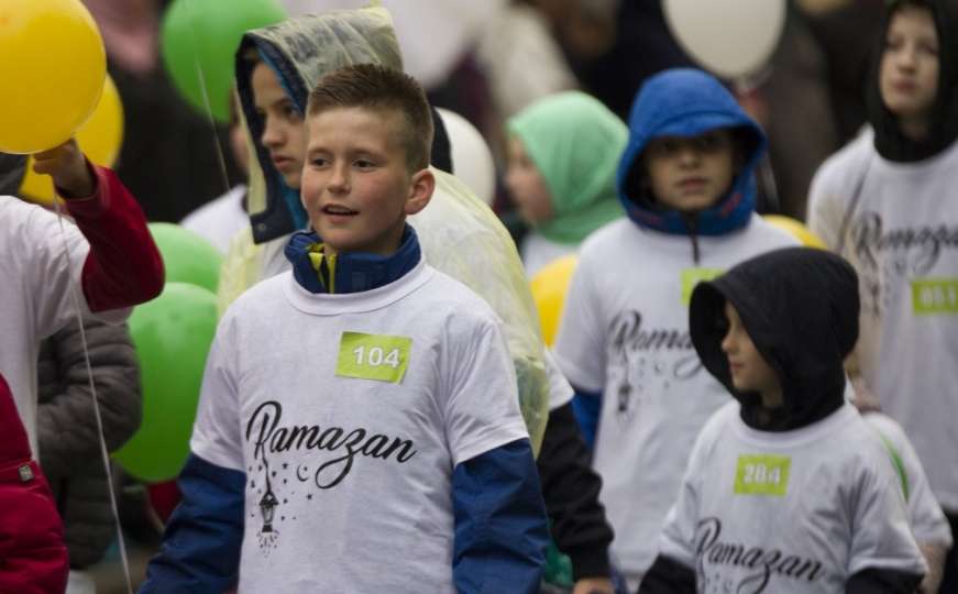 Ramazanski vozić: Mališani na trgu A. Izetbegovića obilježilli dolazak mjeseca posta