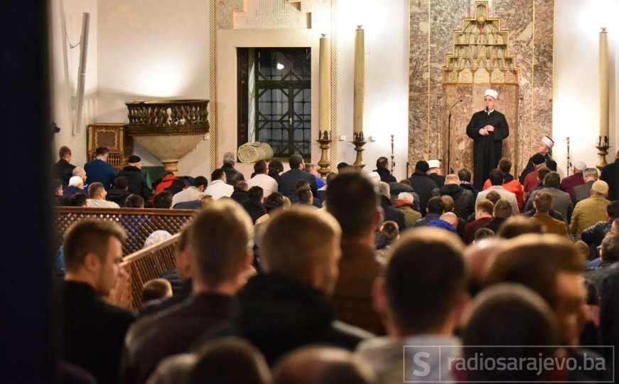 Muslimani u BiH klanjaju prvi teravih-namaz: Begova džamija prepuna vjernika