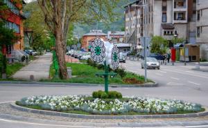 U centru Kaknja postavljen "Cvijet Srebrenice" koji svjetli noću