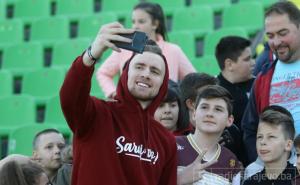 Džanan Musa na tribinama Koševa: Selfi za najmlađe fanove na poluvremenu