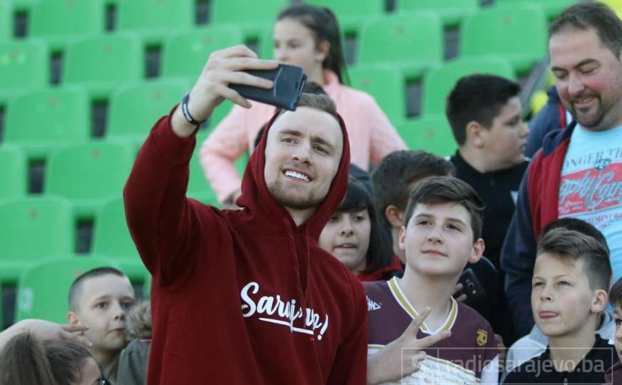 Džanan Musa na tribinama Koševa: Selfi za najmlađe fanove na poluvremenu