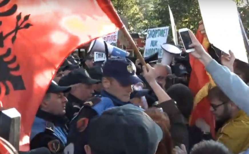 Albanci ne žele dolazak Vučića i Dodika: Demonstranti se sukobili sa policijom