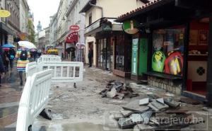 Počela zamjena ploča u ul. Ferhadija, Hadžibajrić: Ove neće brzo pući kao prošle