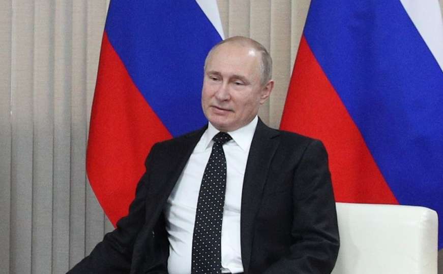 Da li ste vidjeli kako Putin igra hokej na ledu: Sad imate priliku