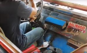 Vozač autobusa majstor je „šaltanja“ brzina bez ruku