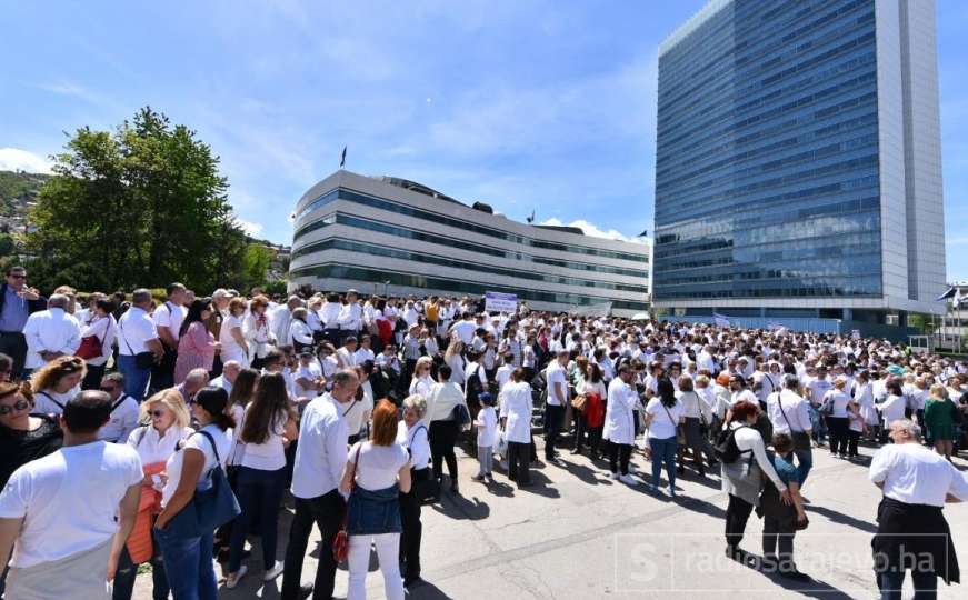 Protesti ljekara iz FBiH u Sarajevu: Doktori i stomatolozi ne žele biti taoci politike