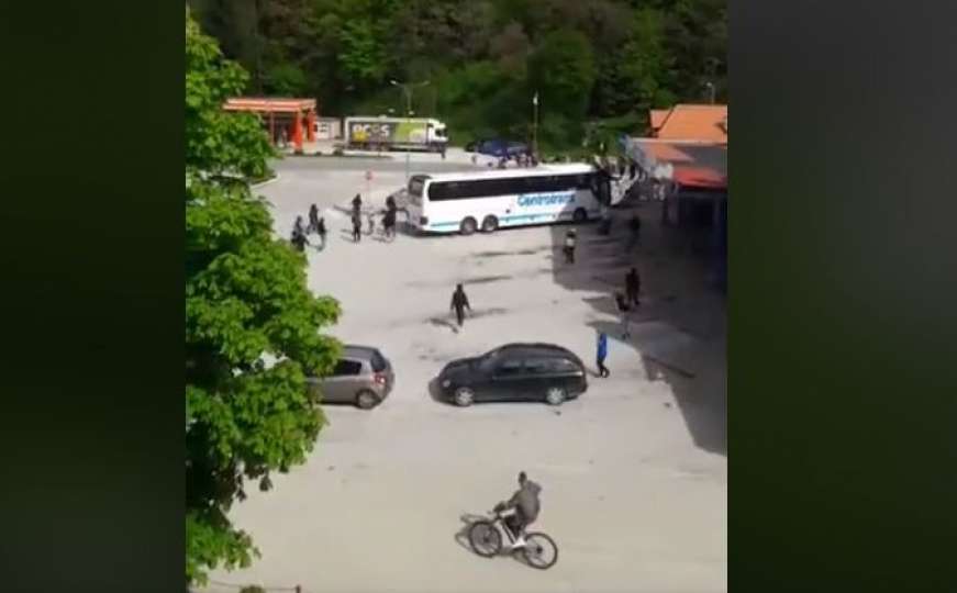 Obračun i jurnjava navijača Sarajeva i Željezničara po Olovu, grad blokiran