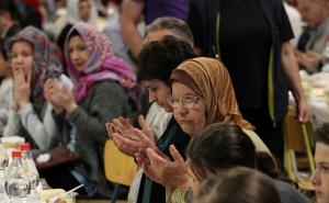 Prelijepi prizori iz Tuzle: Više od hiljadu postača iftarilo u Mejdanu 