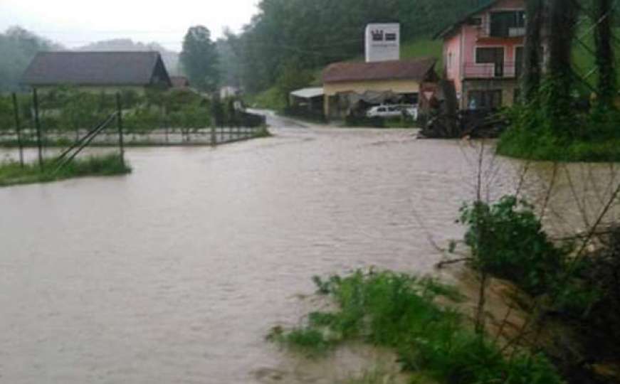 Uključene pumpe u Bosanskom Novom: Una i Sana u porastu, poplavljene kuće