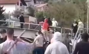 Novi video sukoba Hordi zla i Manijaka: Policajac s pištoljem u ruci smirivao navijače