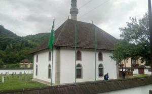 Potrgane zastave BiH i Islamske zajednice ispred džamije u Novoj Kasabi