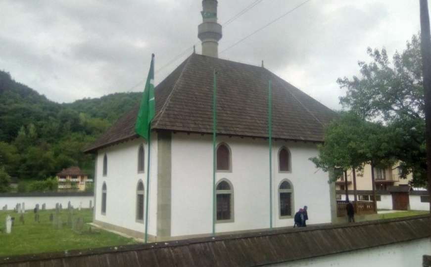 Potrgane zastave BiH i Islamske zajednice ispred džamije u Novoj Kasabi