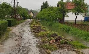 USK: Rijeke se izlijevaju, ceste zatvorene, a kiše ne prestaju