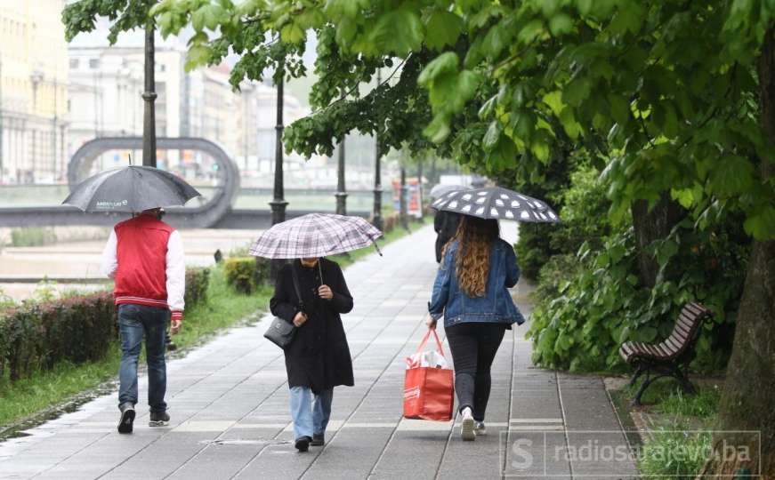 Kiša i tmurno vrijeme pokvarili današnju šetnju Sarajlijama i Sarajkama