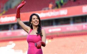 Zgodna gazdarica Liverpoola u štiklama zaigrala nogomet na Anfieldu
