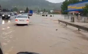 Teška situacija u Žepču: Zbog poplava obustavljen saobraćaj na putu M-17