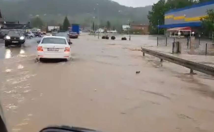 Teška situacija u Žepču: Zbog poplava obustavljen saobraćaj na putu M-17
