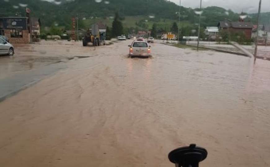 Poplavljeni putevi širom Bosne i Hercegovine, evo gdje je saobraćaj obustavljen 