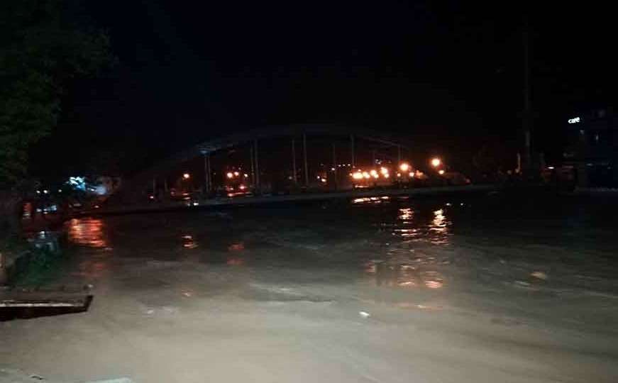 Sirene za uzbunu u Čelincu: Bujica odnijela dio pješačkog mosta