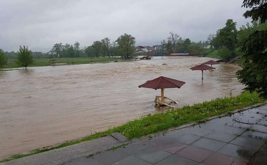 Velike poplave u Tesliću: Prekinuta putna komunikacija prema Doboju
