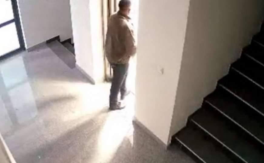 Muškarac kažnjen sa 200 KM jer je mokrio u liftu, snimili ga stanari