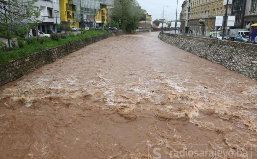 Rijeke u Sarajevu u svojim koritima: Ekipe na terenu i prate situaciju