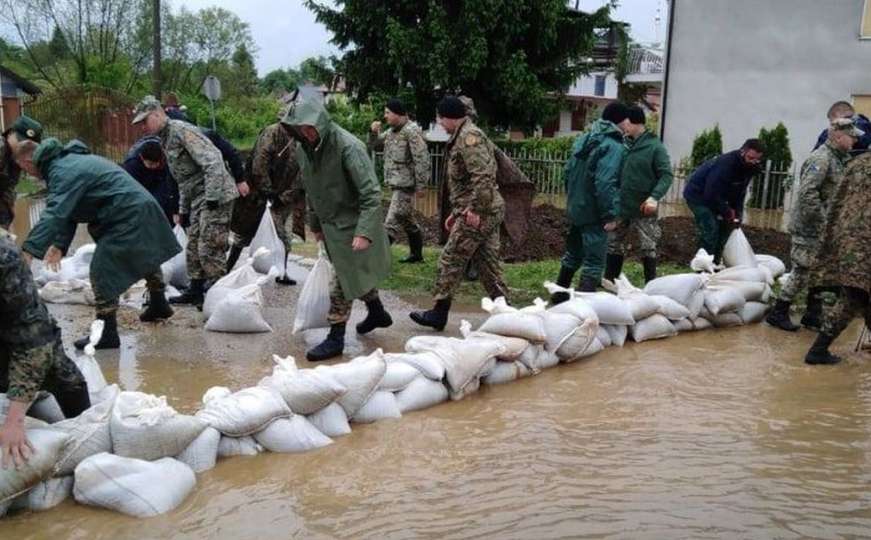 Vojska izašla na ulice Prijedora, pomažu u odbrani od poplava 