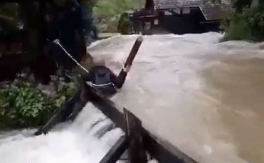 HGSS objavio video: Pogledajte kako je spašen čovjek iz nabujalog potoka
