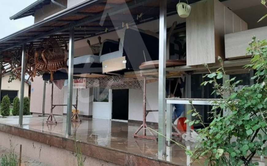 I dalje vanredno u Tesliću: Mještani izbacuju namještaj iz poplavljenih kuća
