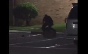 Jeziv snimak: Policajac puca u ženu koja viče da je trudna