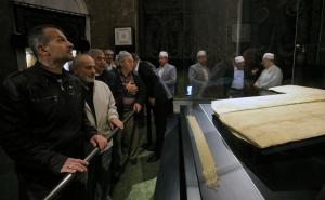 Veliki broj muslimana obilazi ogrtač poslanika Muhammeda