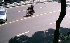 Peh za pehom: Pali sa skutera, a zatim ga bezuspješno pokušavao iskontrolisati