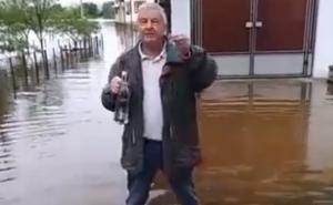 I ovo je BiH: Prijedorčanin sa rakijom dočekuje goste u poplavljenoj Gomjenici