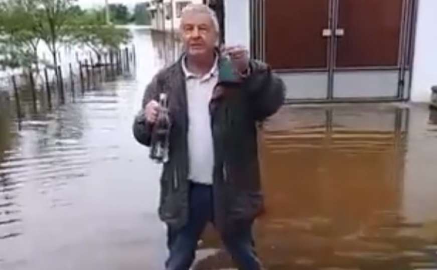 I ovo je BiH: Prijedorčanin sa rakijom dočekuje goste u poplavljenoj Gomjenici