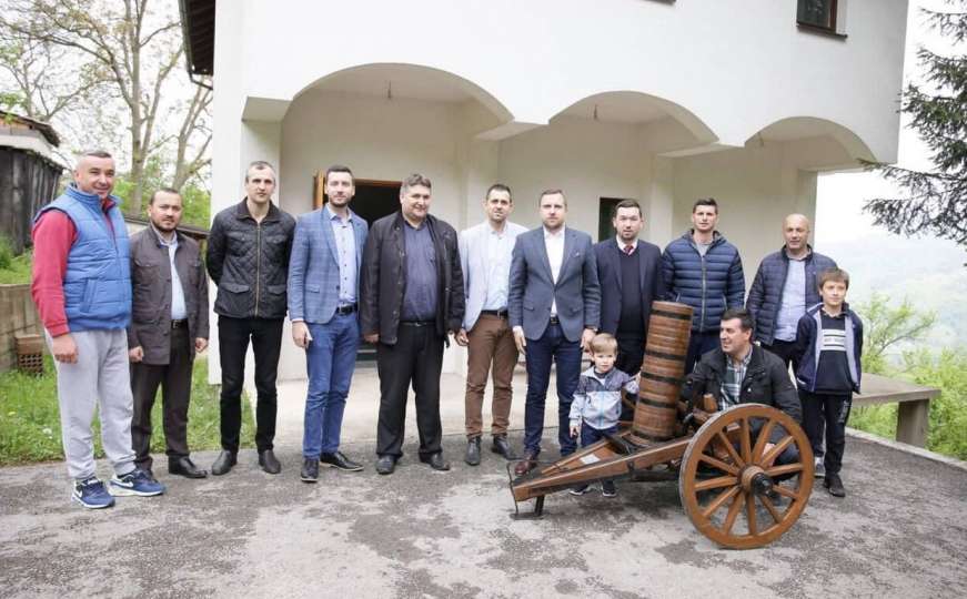 Grad Sarajevo poklonio ramazanske topove općinama Visoko i Kiseljak 