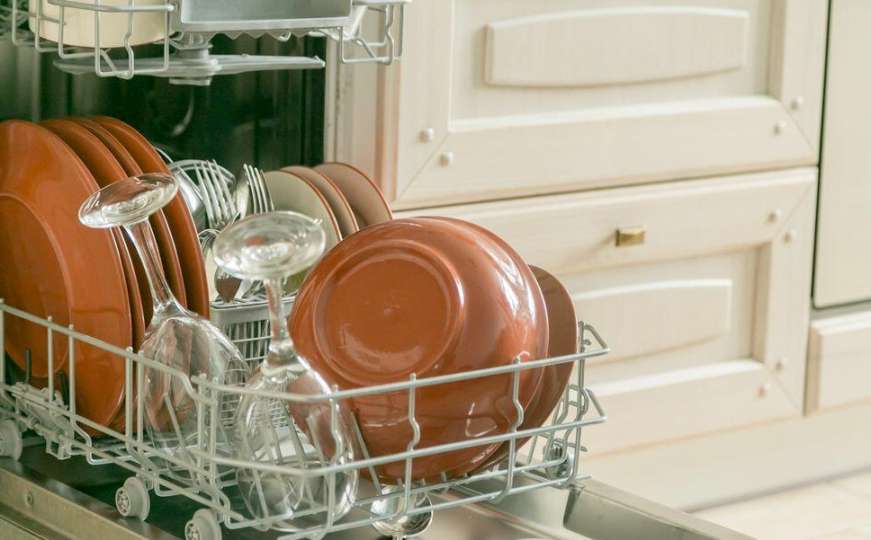 Šest predmeta koje ne smijete nikada prati u mašini za sudove