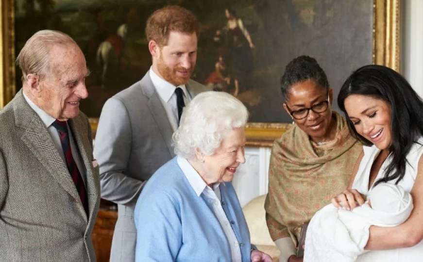 Iznenadila naciju: Poznato šta je kraljica Elizabeta poklonila praunuku Archieju
